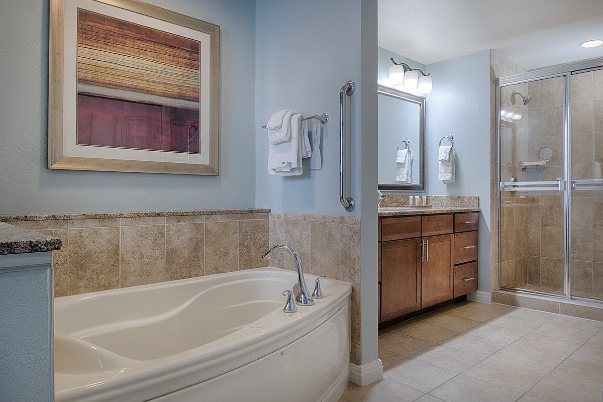 bathroom-club-wyndham-4.jpg
