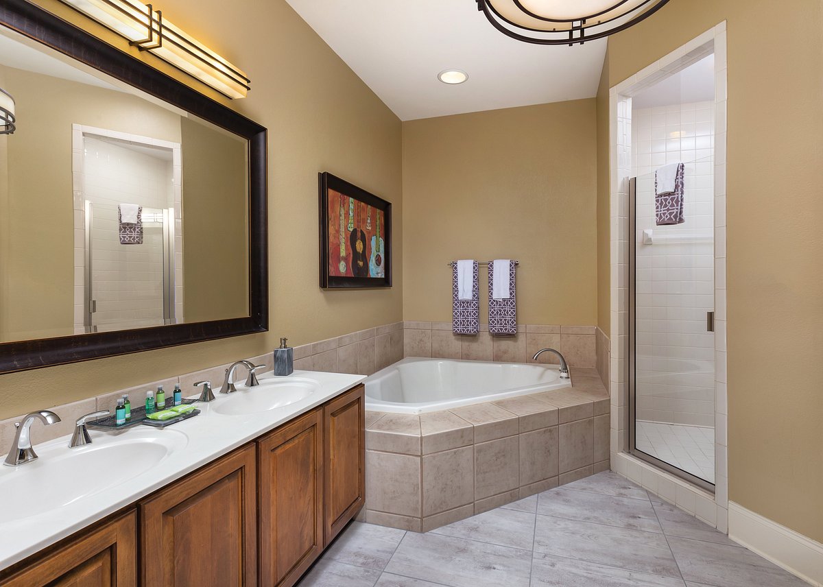 bathroom-club-wyndham-9.jpg
