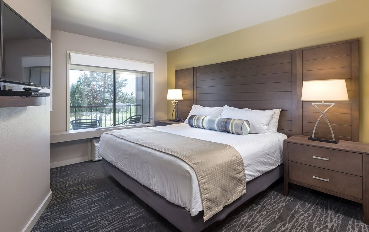 bedroom-eagle-crest.jpg