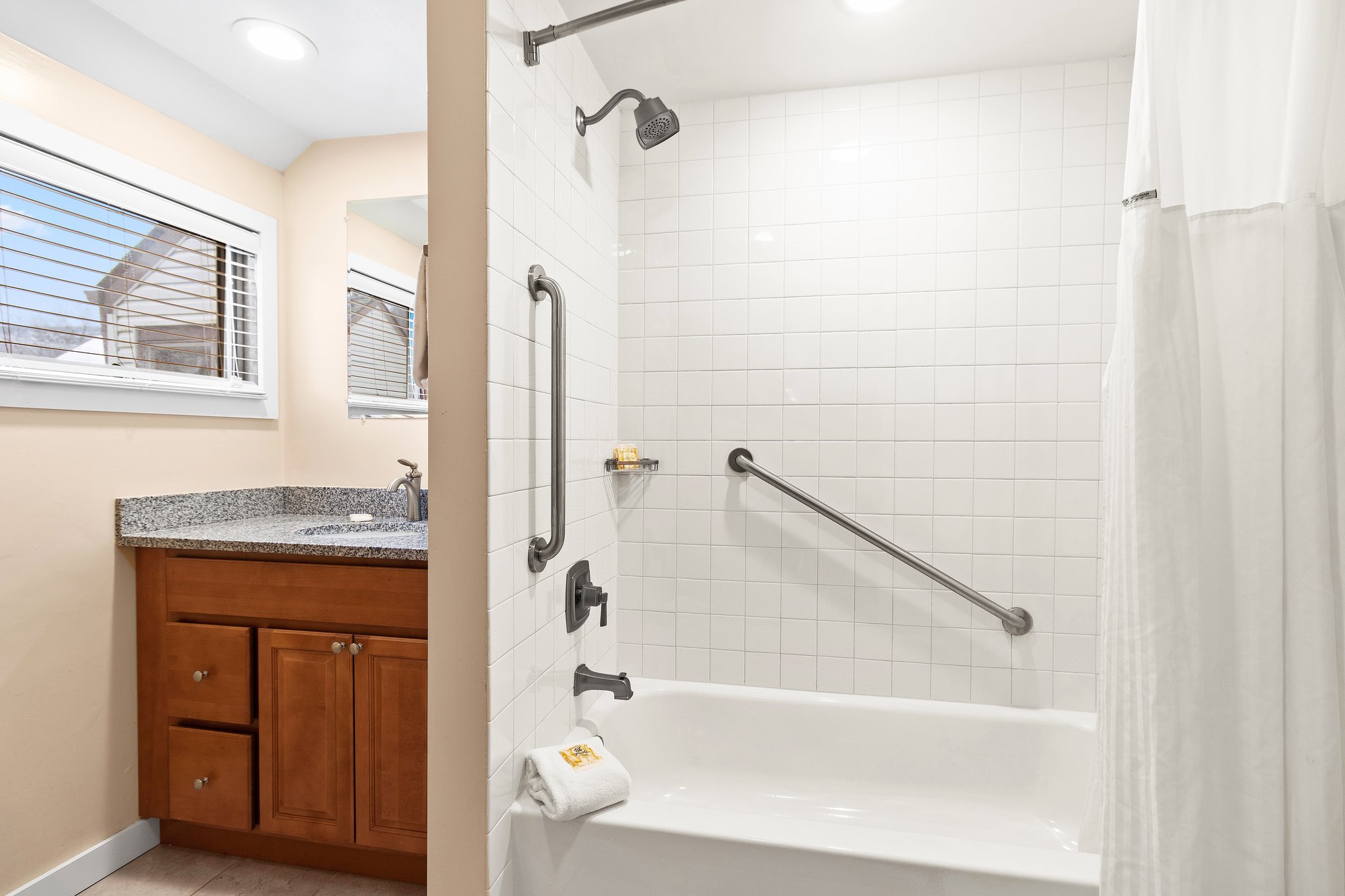 club-wyndham-shawnee-village-river-village-bathroom-2_S-1.jpg