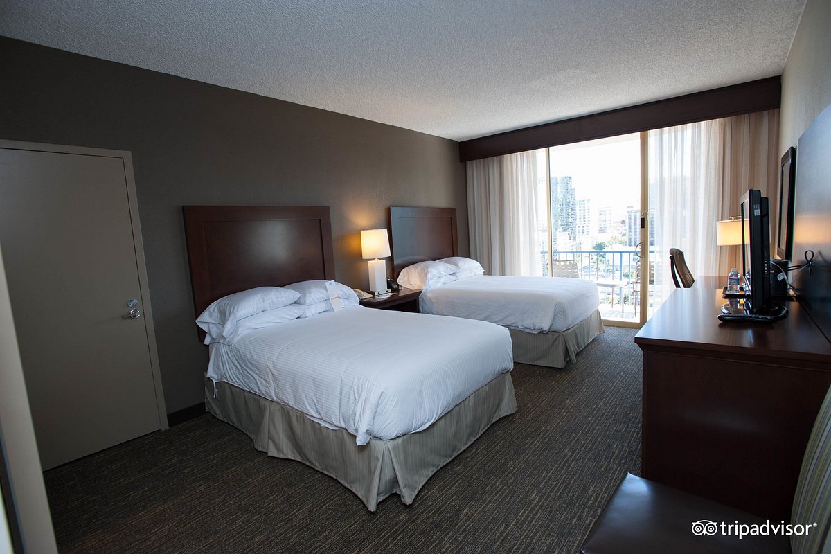 double-queen-room-with-city-view-1.jpg
