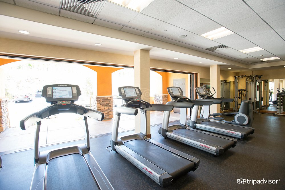 fitness-center--v3245182