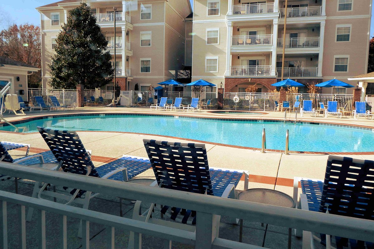 one-of-the-outdoor-pools-3.jpg