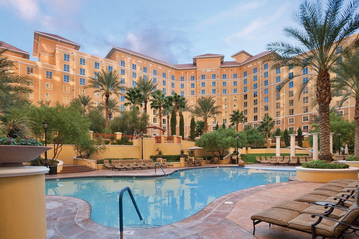 pool-club-wyndham-grand-1.jpg