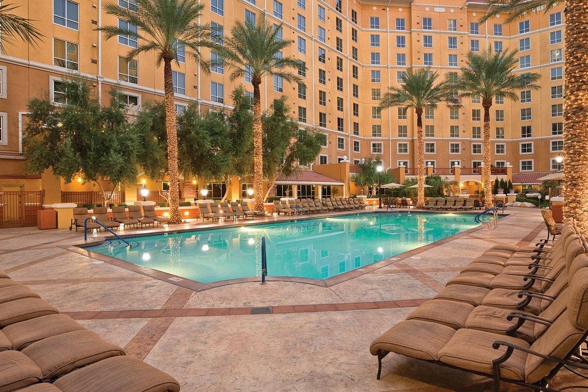pool-club-wyndham-grand-2.jpg