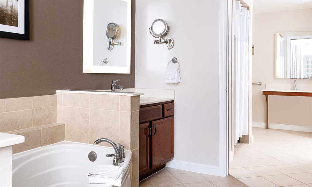006-La-Cascada-Gallery-Standard-mstr-bath